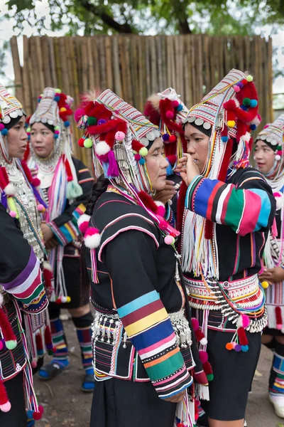 Thaiföld akha hill tribe arra vár, hogy végezze el a hagyományos tánc sh — Stock Fotó