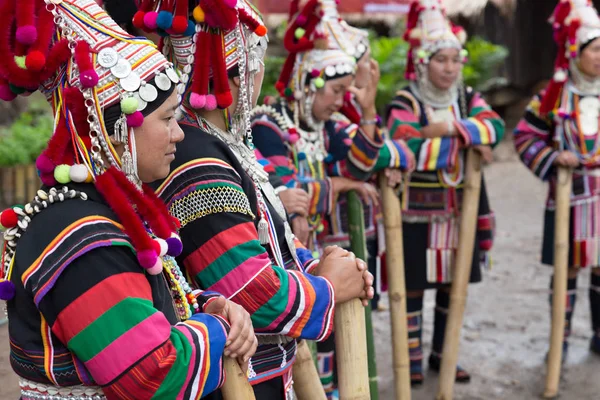 Tailandia akha colina tribu esperando a realizar tradicional danza sh — Foto de Stock