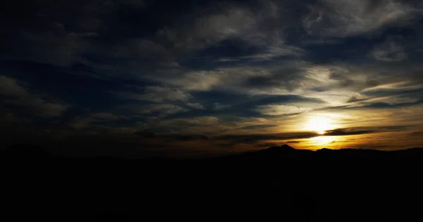 Dämmerungshimmel mit Wolken in der Morgendämmerung, Sonnenaufgang, Sonnenuntergang — Stockfoto