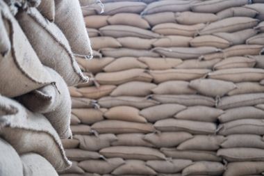 Kenevir ambarındaki içeren kahve çekirdeği torbalar. yığılmış çuvallarda