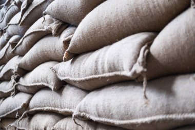 Kenevir ambarındaki içeren kahve çekirdeği torbalar. yığılmış çuvallarda