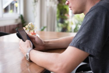 Kafkasyalı adam sosyal haberler güncellemesini ve akıllı p iletisini kontrol ediyor