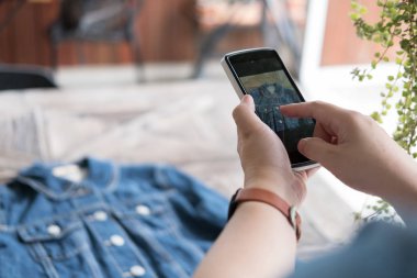 cep telefonu tutan küçük işletme sahibi kadar başlatmak ve phot al