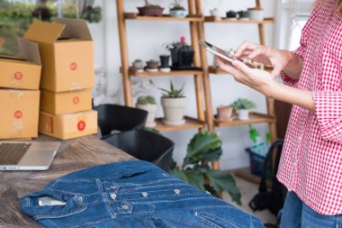 cep telefonu tutan küçük işletme sahibi kadar başlatmak ve phot al