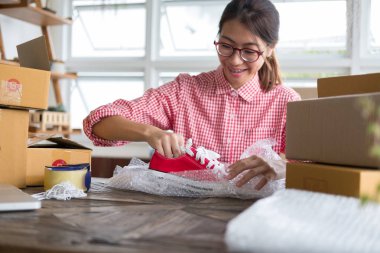 küçük işletme sahibi workpl at kutusundaki ayakkabı ambalaj başlatmak