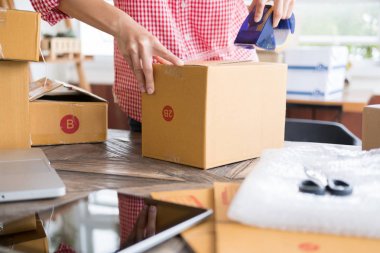 İş yerinde karton kutu paketleyen küçük bir işletme sahibi başlat