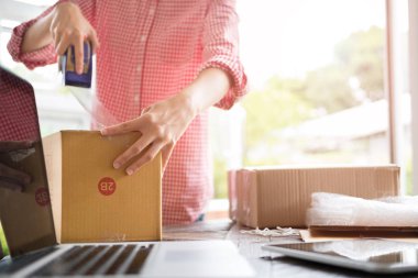 İş yerinde karton kutu paketleyen küçük bir işletme sahibi başlat