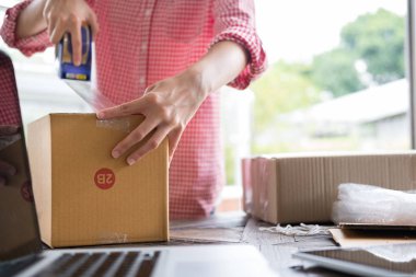 İş yerinde karton kutu paketleyen küçük bir işletme sahibi başlat