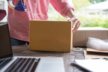İş yerinde karton kutu paketleyen küçük bir işletme sahibi başlat