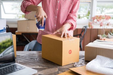 İş yerinde karton kutu paketleyen küçük bir işletme sahibi başlat