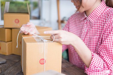 İş yerinde karton kutu paketleyen küçük bir işletme sahibi başlat