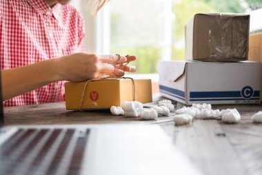 İş yerinde karton kutu paketleyen küçük bir işletme sahibi başlat