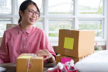 İş yerinde karton kutu paketleyen küçük bir işletme sahibi başlat