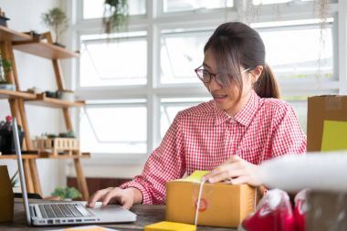 İş yerinde karton kutu paketleyen küçük bir işletme sahibi başlat