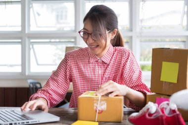 İş yerinde karton kutu paketleyen küçük bir işletme sahibi başlat