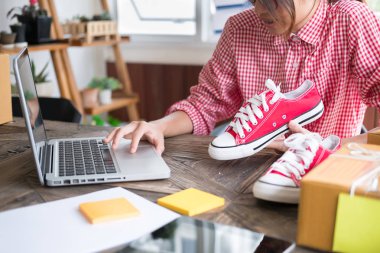 küçük işletme sahibi olan bilgisayar işyerinde çalışma başlatmak