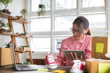 küçük işletme sahibi dijital tablet ile çalışma çalışma başlatmak