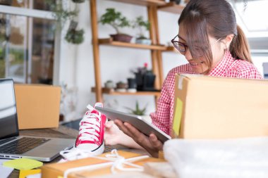 küçük işletme sahibi dijital tablet ile çalışma çalışma başlatmak