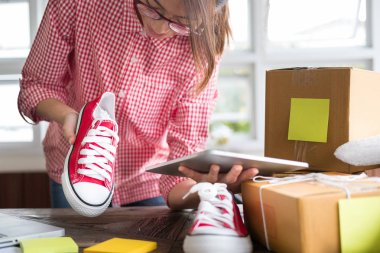 küçük işletme sahibi dijital tablet ile çalışma çalışma başlatmak