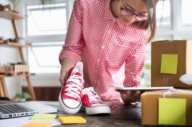 küçük işletme sahibi dijital tablet ile çalışma çalışma başlatmak