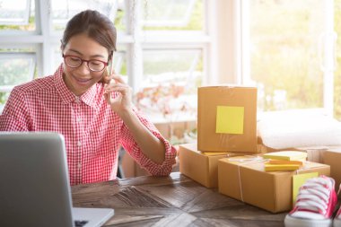 küçük işletme sahibi üzerinde mobil ph müşteriyle konuşurken başlatmak