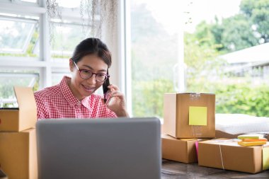 küçük işletme sahibi üzerinde mobil ph müşteriyle konuşurken başlatmak