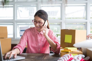 küçük işletme sahibi üzerinde mobil ph müşteriyle konuşurken başlatmak