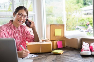 küçük işletme sahibi üzerinde mobil ph müşteriyle konuşurken başlatmak