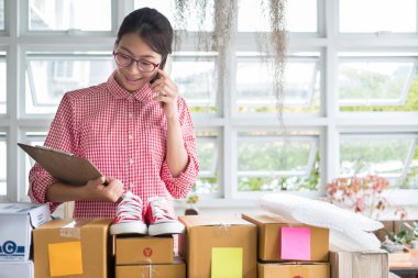 küçük işletme sahibi üzerinde mobil ph müşteriyle konuşurken başlatmak