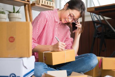 küçük işletme sahibi üzerinde mobil ph müşteriyle konuşurken başlatmak