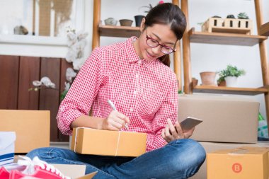 küçük işletme sahibi onay ürün sipariş telefon fon üzerinde başlatmak