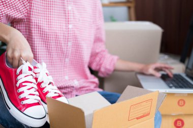 küçük işletme sahibi workpl at kutusundaki ayakkabı ambalaj başlatmak