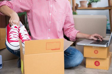 küçük işletme sahibi workpl at kutusundaki ayakkabı ambalaj başlatmak