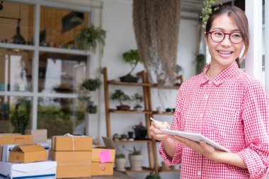 küçük işletme sahibi dijital tablet ile çalışma çalışma başlatmak