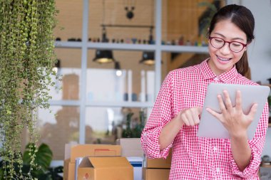 küçük işletme sahibi dijital tablet ile çalışma çalışma başlatmak