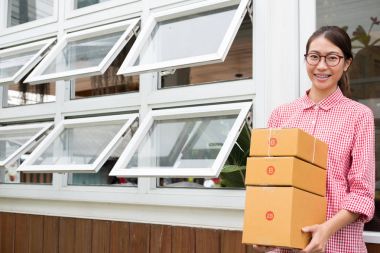 parsel kutusu işyerinde tutan küçük işletme sahibi başlatmak. f