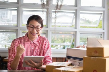 küçük işletme sahibi dijital tablet ile çalışma çalışma başlatmak