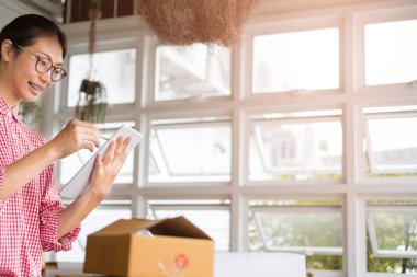 küçük işletme sahibi dijital tablet ile çalışma çalışma başlatmak