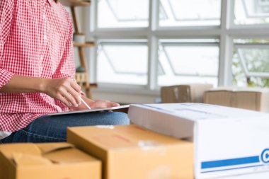 küçük işletme sahibi dijital tablet ile çalışma çalışma başlatmak