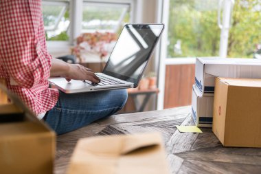 küçük işletme sahibi olan bilgisayar işyerinde çalışma başlatmak