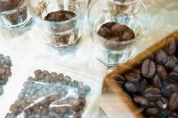 Verre de café pour le dégustateur à l'odeur et le goût aromatique et saveur — Photo