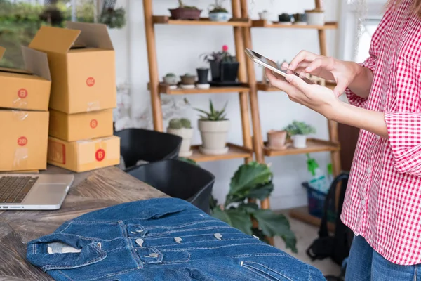 cep telefonu tutan küçük işletme sahibi kadar başlatmak ve phot al