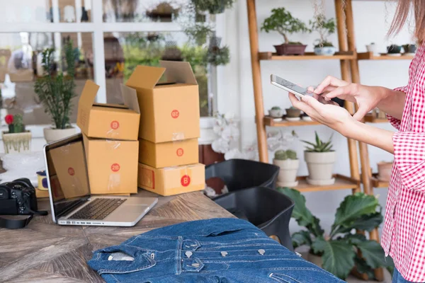 cep telefonu tutan küçük işletme sahibi kadar başlatmak ve phot al