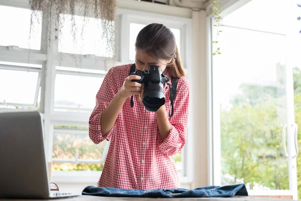 Küçük işletme sahibi devreye almak onun ürün satmak için fotoğrafı — Stok fotoğraf