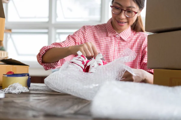 küçük işletme sahibi workpl at kutusundaki ayakkabı ambalaj başlatmak