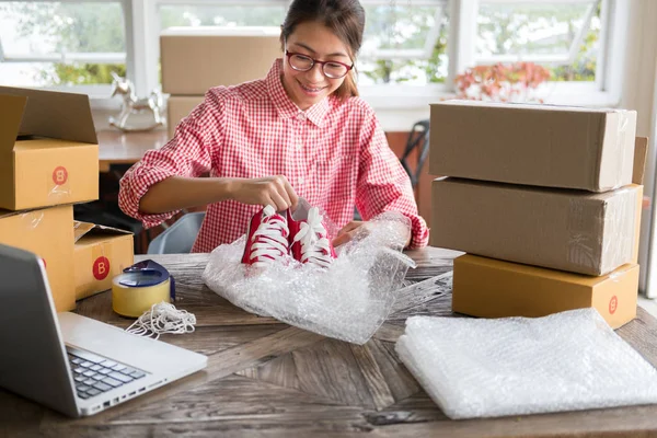 küçük işletme sahibi workpl at kutusundaki ayakkabı ambalaj başlatmak