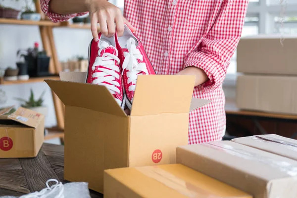 küçük işletme sahibi workpl at kutusundaki ayakkabı ambalaj başlatmak