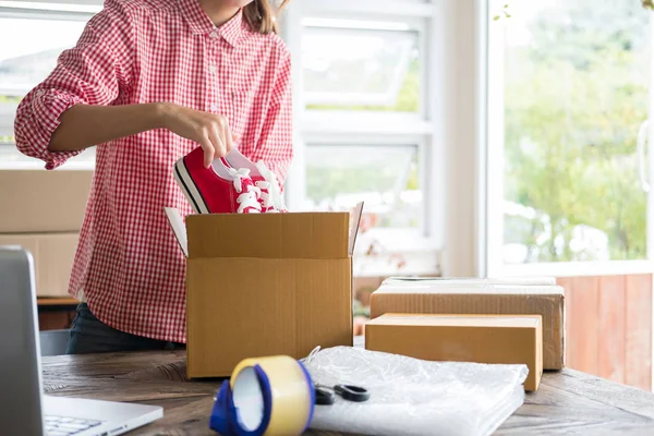 küçük işletme sahibi workpl at kutusundaki ayakkabı ambalaj başlatmak