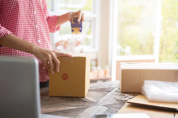 İş yerinde karton kutu paketleyen küçük bir işletme sahibi başlat