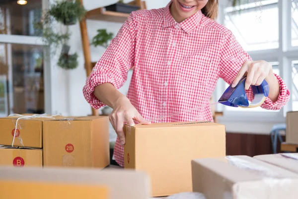 İş yerinde karton kutu paketleyen küçük bir işletme sahibi başlat